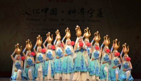 舞蹈《水沁水乡》极具宁夏风情,舞蹈美轮美奂。 舞蹈《水沁水乡》极具宁夏风情,舞蹈美轮美奂。