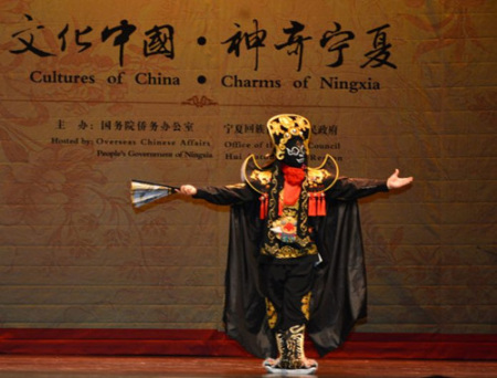 马斌《变脸》,精湛的技艺令现场的观众拍案叫绝。 马斌《变脸》,精湛的技艺令现场的观众拍案叫绝。