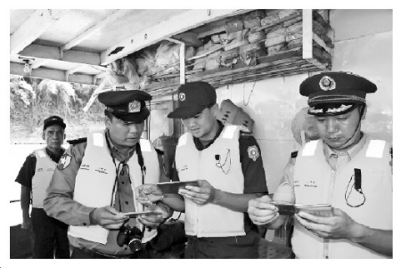 图为中老缅执法人员水上联合查缉。 图为中老缅执法人员水上联合查缉。