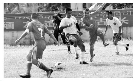 图为中老缅泰联合巡逻执法编队巡航期间开展文体交流活动。 图为中老缅泰联合巡逻执法编队巡航期间开展文体交流活动。