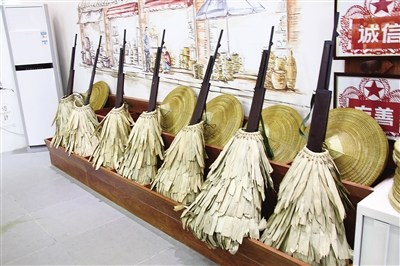 蓑衣和斗笠已成了旅游纪念品和生活装饰品。 蓑衣和斗笠已成了旅游纪念品和生活装饰品。