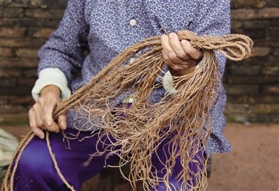 搓好的红麻绳。 搓好的红麻绳。