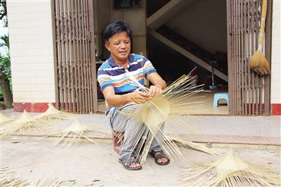 斗笠制作传承人冯增超。 斗笠制作传承人冯增超。
