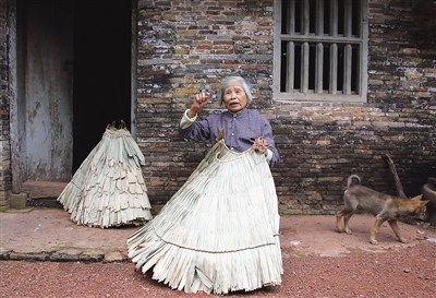 蓑衣阿婆庞学英。 蓑衣阿婆庞学英。