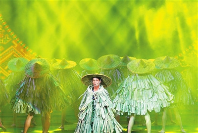 歌舞表演中头戴斗笠身披蓑衣的画面。 歌舞表演中头戴斗笠身披蓑衣的画面。