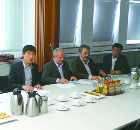 张越(左一)与客户洽谈。(法国《欧洲时报》意大利版) 张越(左一)与客户洽谈。(法国《欧洲时报》意大利版)