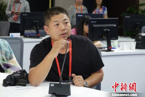 海外华文媒体代表提问。 冉文娟 摄 海外华文媒体代表提问。 冉文娟 摄