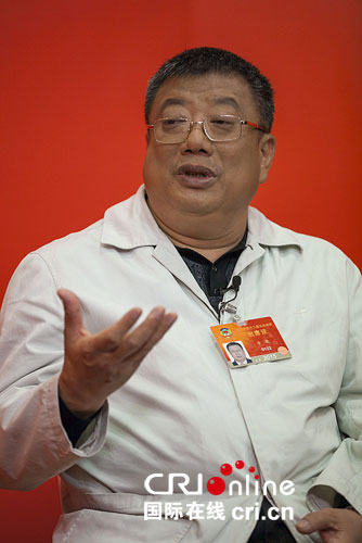 中国侨网李崴建议推动“医疗惠侨”走出去。(国际在线)