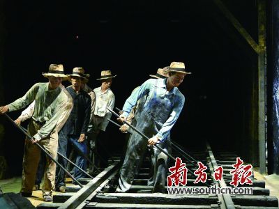 中国侨网江门华博馆二期,生动地再现了华工修筑铁路的情景。 (《南方日报》/杨兴乐 摄)