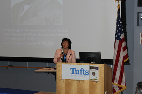 波士顿同源会举办讲座,会长李徐慕莲致辞。(美国《世界日报》/俞国梁