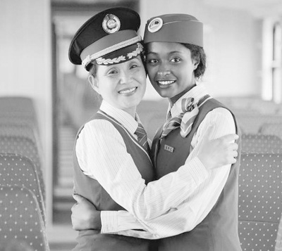 中国侨网2016年10月5日,埃塞俄比亚首都亚的斯亚贝巴至吉布提铁路正式通车。图为在亚的斯亚贝巴拉布车站,中方列车长(左)和埃塞俄比亚乘务员拥抱。 新华社发