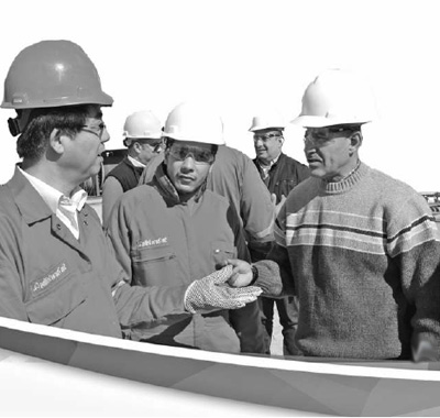 中国侨网2016年初,在埃及首都开罗附近的沙漠中,中萨石油钻井公司的中埃两国员工正在研究作业。本报记者 刘水明摄