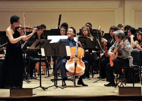 中国侨网 马友乘(左)马友友(右)姊弟俩同台表演,总能吸引目光。(美国《世界日报》)