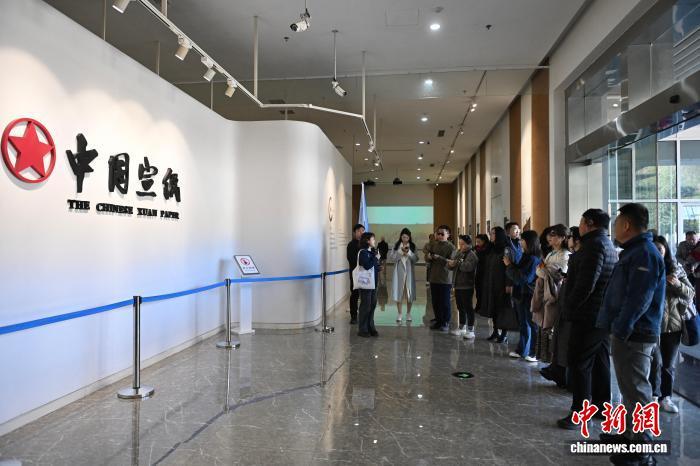 中国侨网11月20日,2025海外华文媒体走读安徽活动走进安徽省宣城市泾县中国宣纸文化园,探寻宣纸的千年“淬炼”之道,深入领略宣纸文化的魅力。图为海外华文媒体代表在宣纸历史展区参观。中新社记者 韩苏原 摄