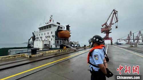 中国侨网平潭边检站移民管理警察对“铭发88”轮进行监护。 许嘉佳 摄