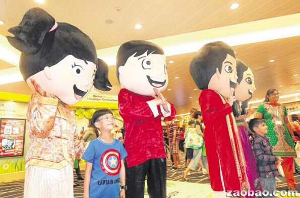 名为“欢乐伙伴”系列的课本与教材，特别设计与学生年龄相仿的人物“小乐”与“小安”(左一和二)，陪伴学生学习母语。23日在母语学习论坛中，不少孩童轮流与小乐和小安合照。(新加坡《联合早报》/周柏荣