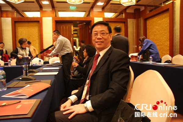 中国侨网菲律宾华文教育研究中心主席黄端铭在华文教育大会现场(李红摄)