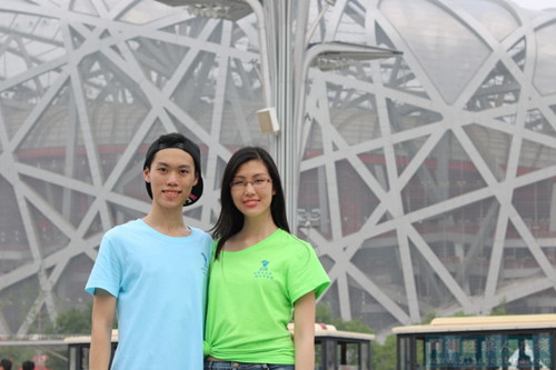 两位阿根廷选手在水立方前合影。(阿根廷华人在线)