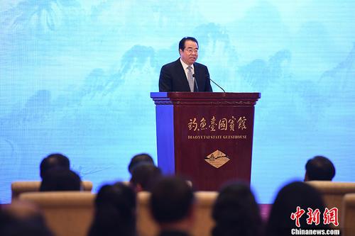 中国侨网12月20日,第四届世界华文教育大会在北京闭幕。大会在闭幕式上发布了中国寻根之旅夏令营营歌及中国寻根之旅夏令营新媒体大赛评奖结果,并向海外华文教育示范学校授牌,与会代表也在闭幕式上介绍分组讨论成果。图为国务院侨务办公室党组书记、副主任许又声做大会总结。 中新社记者 崔楠 摄