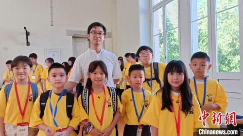 中国侨网“2023年中华文化大乐园葡萄牙里斯本营”活动于当地时间8月16日在里斯本正式开营。图为授课老师与华裔青少年。安徽海联会 供图