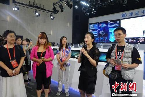 中国侨网北方网总编辑韩颖新为大家介绍“津云中央厨房”。 冉文娟 摄