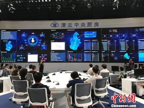 中国侨网海外华文媒体代表观看“津云中央厨房”宣传片。 冉文娟 摄