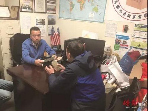 中国侨网林先生向美国外卖从业者联合总会求助,左为陈键榕。(美国《侨报》/尹英姿 摄)