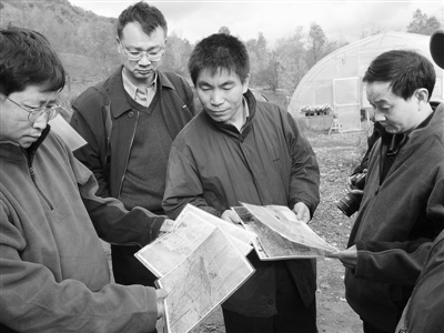 中国侨网 谢高地(中)在美国研究调查哈得逊河流域为纽约提供的生态服务。(《人民日报海外版》)