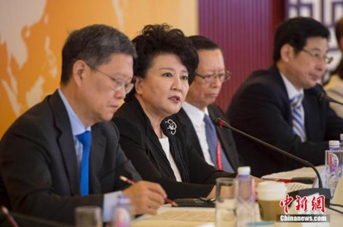 中国侨网3月29日,博鳌亚洲论坛2015年年会“华商领袖与华人智库圆桌会”在海南博鳌召开。国务院侨办主任裘援平,国务院侨办副主任何亚非、庄荣文与来自中国内地、港澳以及泰国、印尼、新加坡等地的20多位华商领袖和智库专家参加。(骆云飞 摄)