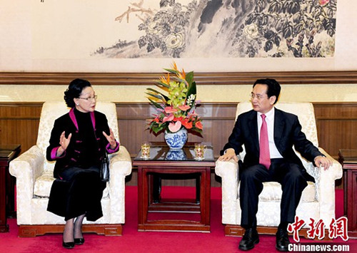 中国侨网4月1日,国务院侨办副主任谭天星在北京钓鱼台国宾馆会见了美国方氏报业集团董事长、中国海外交流协会顾问方李邦琴。2014年7月7日,方李邦琴捐出自己位于旧金山唐人街的私人建筑,筹建海外第一座抗日战争纪念馆。该馆预期将于今年8月15日正式对外开放。(张勤 摄)