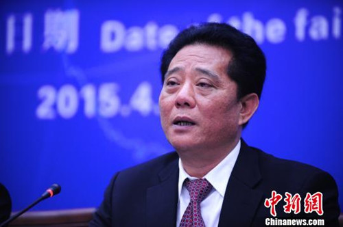 中国侨网4月1日,首届侨交会组委会在深圳举行新闻发布会。侨交会执行主席、深圳市侨商智库研究院理事长郑汉明称,该研究院正着手建立“侨商智库国际民间交流中心”,计划在全球设立不少于50个国际民间交流中心分支机构,为侨交会提供切实有效的商业信息。(陈文 摄)