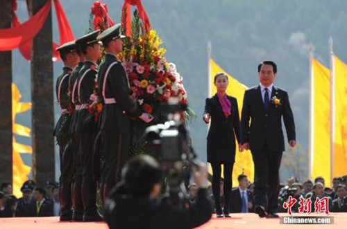 中国侨网“轩辕黄帝作为中华人文始祖,永远是海内外中华儿女共同的精神纽带。”国侨办副主任谭天星5日在公祭轩辕黄帝典礼现场对记者表示。图谭天星向轩辕黄帝敬献花篮。(张远 摄)