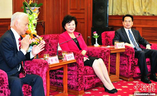 中国侨网7月20日,国侨办主任裘援平、副主任谭天星在北京会见了以香港中华总商会会长杨钊为团长的香港中华总商会访京团。裘援平向访京团积极推介“一带一路”等国家战略。(中新社发 张勤 摄)