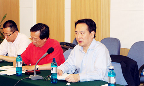 中国侨网12日,国侨办副主任谭天星在柏林出席“德国和谐侨社”座谈会时,归纳“和谐侨社”内容为 “和睦相容、合作共赢、团结友爱、充满活力”,并表示建设“和谐侨社”关键在侨领。(欧洲时报 陈磊 摄)