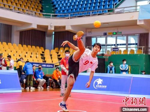 中国侨网图为运动员传接球。 主办方供图