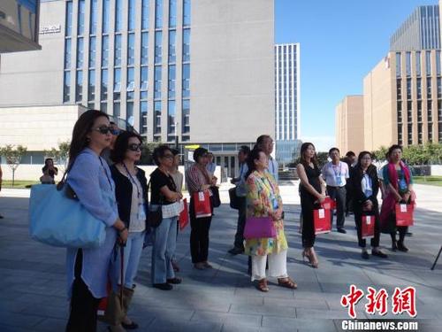 中国侨网资料图:2016年8月27日,海外侨商代表参观天津“侨梦苑”内的武清商务区。(中新社/刘家宇 摄)