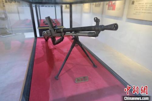 中国侨网纪念馆展示抗战仿制枪械。 陈永诺 摄