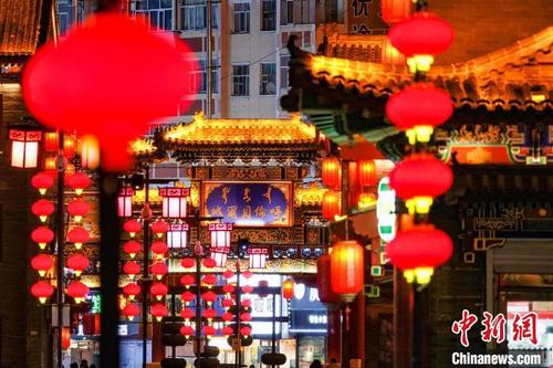 中国侨网呼伦贝尔古城夜景如画。 吕昊俊 摄