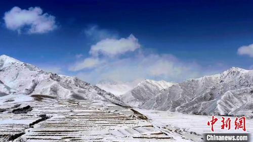 中国侨网图为互助东山乡银装素裹。 王文光 摄