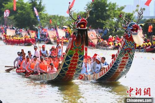 中国侨网两艘戴着龙头造型的龙船进行“爬龙船”竞渡。 王东明 摄