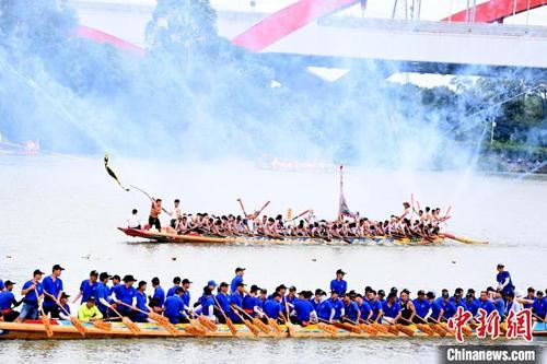 中国侨网马州村第十届龙舟盛会现场。 张金川 摄