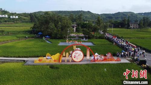 中国侨网图为长江三峡晒秋节开幕式。肖江川 摄