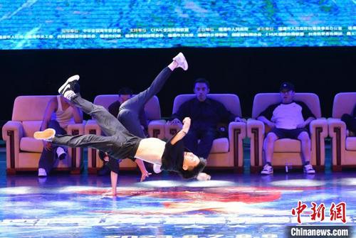 中国侨网图为成人BREAKING霹雳舞2V2决赛现场。 吕明 摄