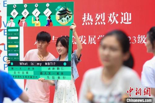 中国侨网南京农业大学卫岗校区内,新生拍照留影。 泱波 摄