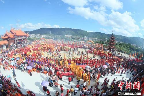 中国侨网9月23日,2023年海峡两岸同胞护驾湄洲妈祖金身巡安莆田活动持续进行中,海内外妈祖敬仰者齐聚,热闹非凡。翁志鹏 摄