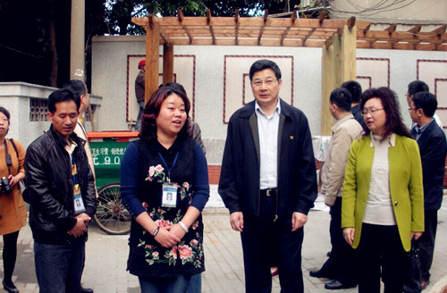 中国侨网3月16日至20日,国侨办副主任庄荣文一行赴闽调研,围绕侨务工作如何服务福建发展和对新五年(2016—2020)《国家侨务工作发展纲要》制定的意见,并先后走访厦门、漳州、泉州、福州四地,深入华侨农场、侨资企业考察。图为调研组深入厦门深田社区。