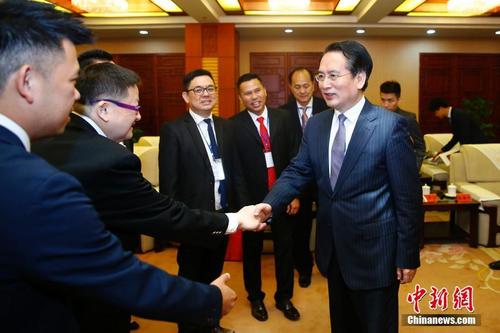 中国侨网4月3日,中国海外交流协会副会长兼秘书长谭天星在北京会见马来西亚青年总团联合访华团。 中新社记者 富田 摄