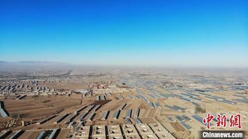 中国侨网近期,甘肃省武威市凉州区大柳镇村级集体经济产业园冬日西瓜迎来丰收,图为航拍西瓜大棚。 李亚龙 摄