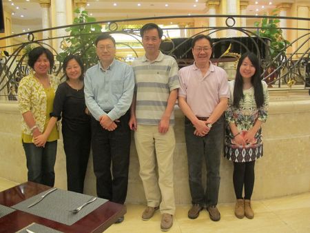 中国侨网《侨报》作家俱乐部访华团部分成员先期抵达。图中从左至右:秋尘,刘倩,李文心,蔡维忠,颜菡。(美国《侨报》)