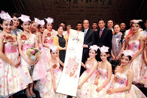 集体合影。(美国《圣路易时报》)